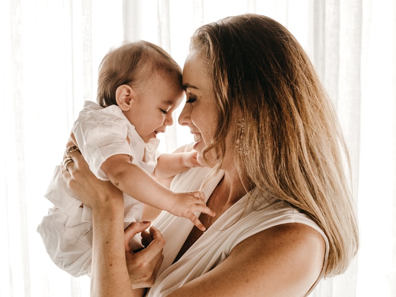 Una madre y su bebé se ríen frente a frente